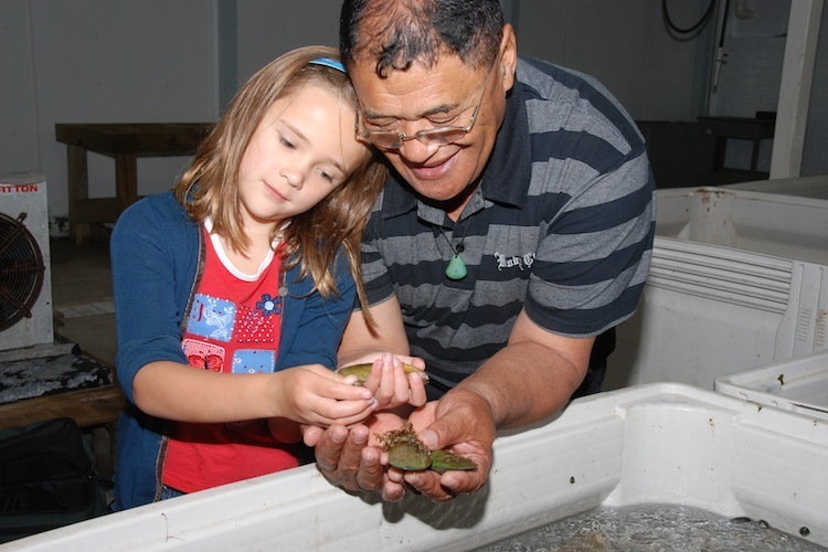 Weno Iti working with a student looking at mussels.
