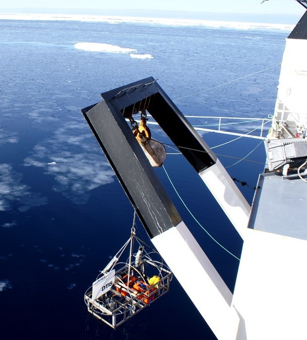 Deploying the DTIS camera system from the research ship Tangaroa