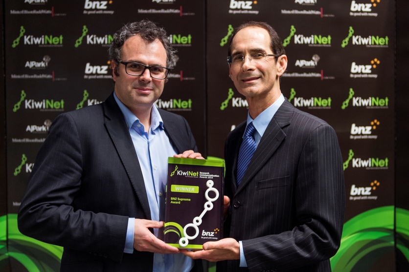 Fred Samandari & James Kyd holding award at 2014 KiwiNet Awards