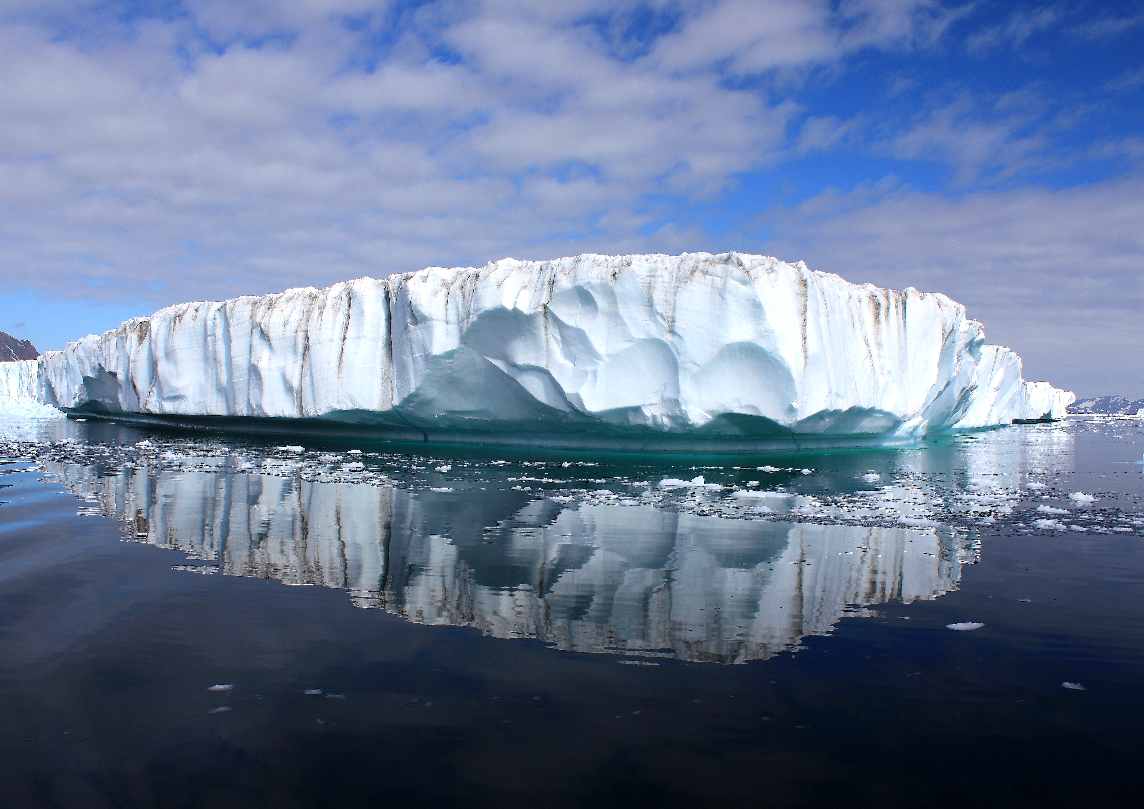 Самую большую площадь занимают ледники. Ледяной щит Гренландии. Ледяной каньон Гренландия. Ледяной Покров Гренландии. Гренландия ледник ледяной щит.