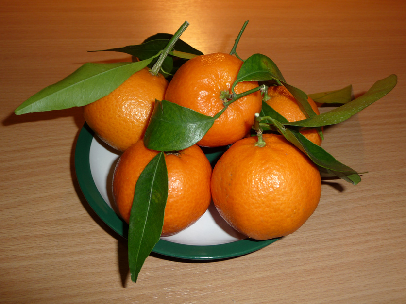 Plate or Mandarin orange fruit and their leaves.