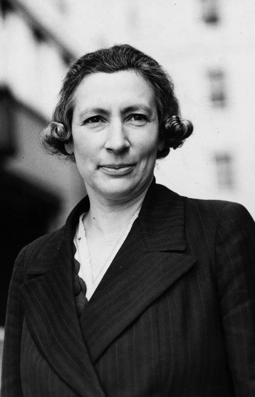 Black and white photo c 1940 of scientist Muriel Emma Bell