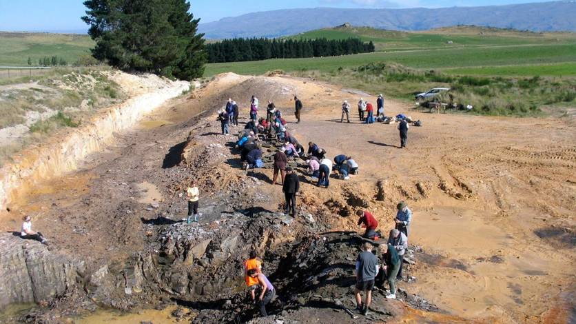 A fossil dig by University of Otago students at Foulden Maar.