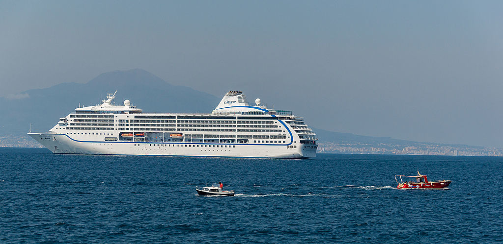 Seven Seas Mariner cruise ship & 2 small boats in Gulf of Naples