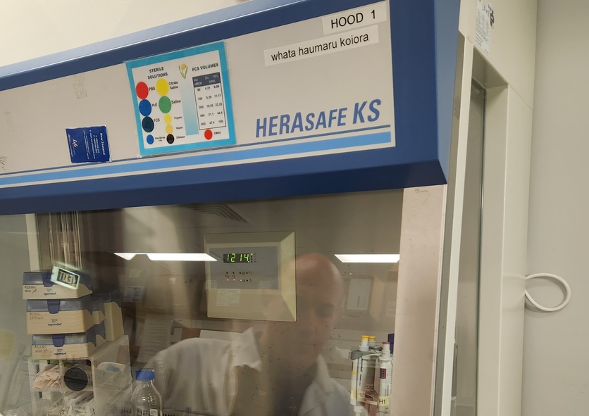 Fume hood with label in te reo Māori